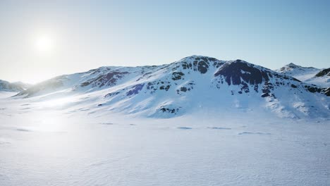 Luftlandschaft-Mit-Schneebedeckten-Bergen-Und-Eisigen-Küsten-In-Der-Antarktis
